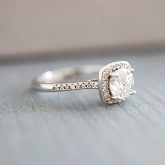 S925 1ct Clear Moissanite Diamond Halo Style Engagement Ring Sterling Silver - Picture 3 of 6